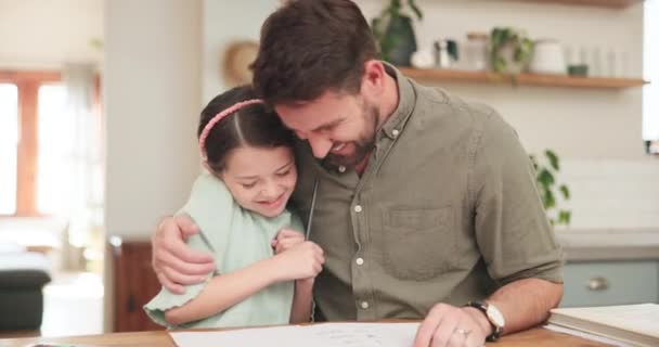 Enfant Devoirs Papa Câlins Éducation Des Étudiants Aident Dans Carnet — Video