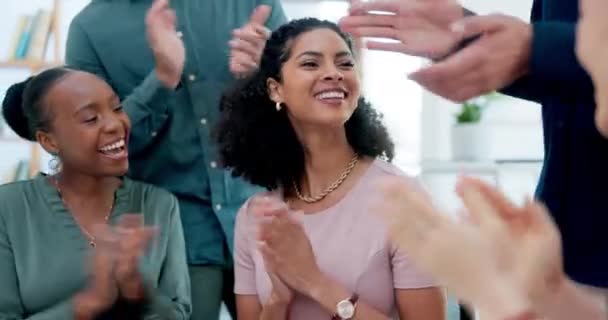 Бизнес Аплодисменты Возбужденная Женщина Счастлива Приветствию Благодарности Поддержке Стороны Группы — стоковое видео