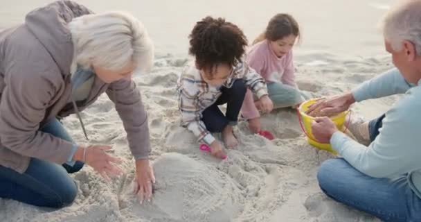 Девочки Играющие Бабушки Дедушки Пляжным Песком Отдыхе Сближения Межрасовые Выходные — стоковое видео