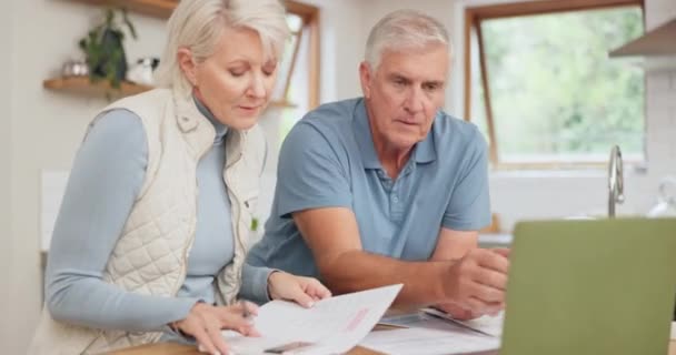 Finans Bütçe Dizüstü Bilgisayarında Emeklilik Planları Faturaları Evrakları Olan Yaşlı — Stok video