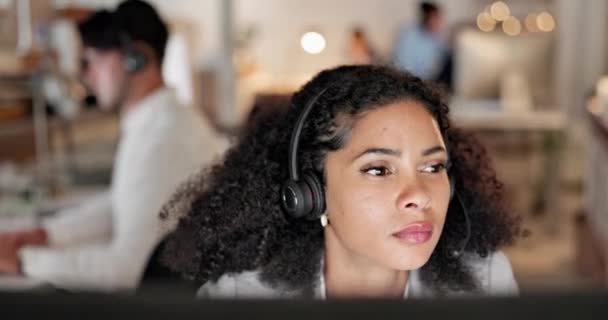 Kobieta Call Center Myślenie Słuchawkami Telemarketingu Obsługi Klienta Lub Wsparcia — Wideo stockowe
