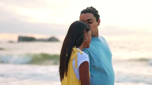 Liebe Kuss Und Ein Paar Das Zusammen Strand Spazieren Geht — Stockvideo
