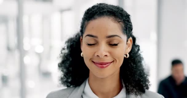 Yüz Kadını Şirket Ofisinde Işyerinde Şirkette Komik Bir Avukat Afrikalı — Stok video