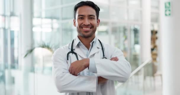 医生和亚洲男人手挽手 事业有成 医疗保健和医院 在诊所拥有健康的人物形象 男性和专业的医学专家 快乐的员工 — 图库视频影像