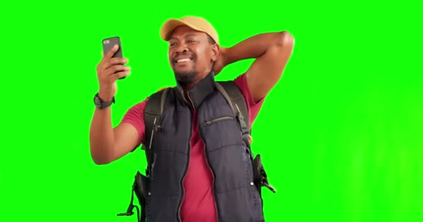 Yeşil Ekran Seyahat Telefonlu Siyah Adam Macera Yolculuk Sırt Çantasıyla — Stok video