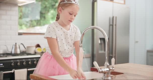 Menina Limpeza Criança Com Sabão Nas Mãos Pia Cozinha Aprender — Vídeo de Stock