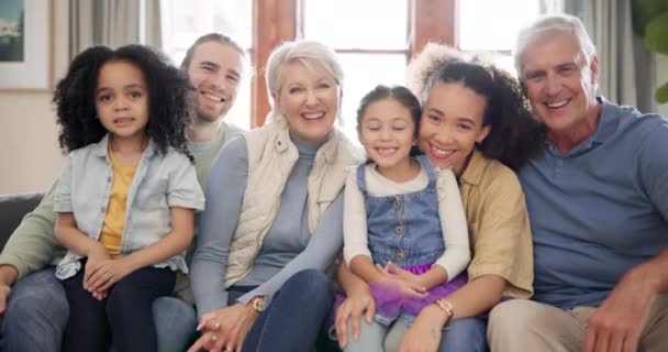 Irklar Arası Aile Portresi Mutlu Sevgi Dolu Nesiller Evde Ebeveynleri — Stok video