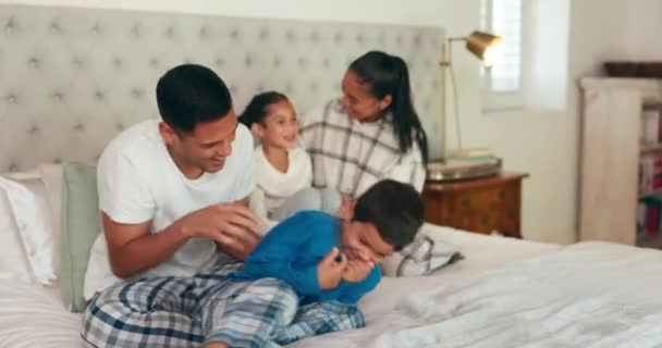 Familie Spel Slaapkamer Met Kinderen Geluk Voor Lol Hechting Thuis — Stockvideo