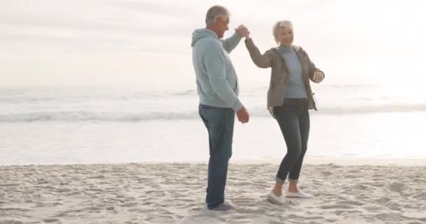 エネルギーと休暇や日付に一緒に幸せな間 シニアカップル ダンスやビーチで日没 大人の男と女は愛と海で抱擁します 退職休日のケアとロマンス — ストック動画