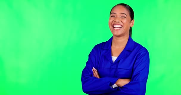 Śmiech Twarz Kobieta Wykonawca Studiu Zielonym Ekranie Krzyżowanymi Ramionami Głupie — Wideo stockowe