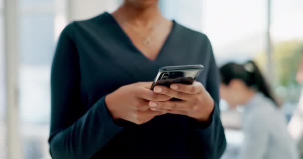 Bizneswoman Ręce Pisanie Telefonie Komórkowym Połączenia Mediami Społecznościowymi Internet Lub — Wideo stockowe