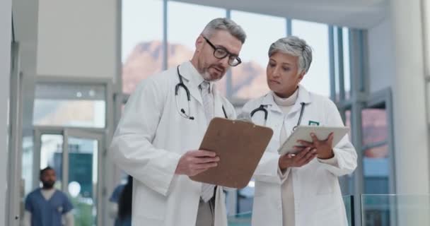 Travail Équipe Tablettes Médecins Chevronnés Discutant Planification Une Stratégie Collaboration — Video