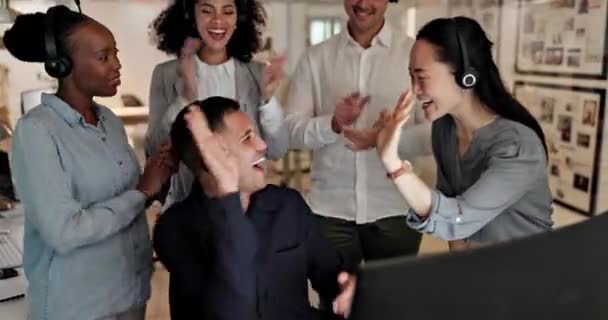 呼叫中心 高五和人们的成功 赢得和庆祝在电脑上的电话营销销售或目标 代理人 男女在办公室拍手 成就或对获奖者的肯定 — 图库视频影像