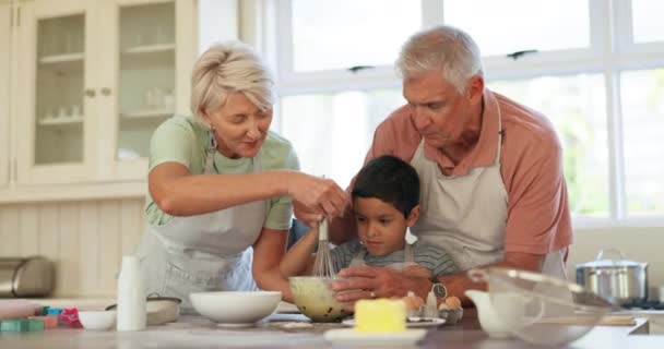 Prarodiče Láska Učení Dítě Vaření Kuchyni Připravuje Jídlo Spolu Domě — Stock video