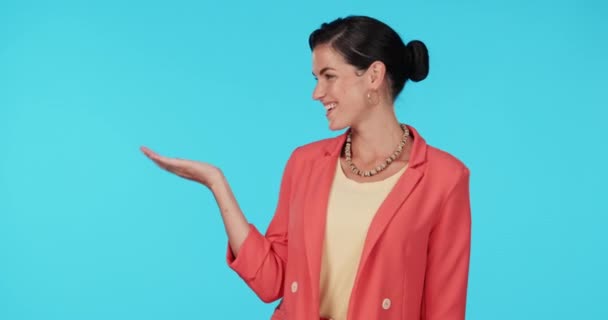 Kadını Reklam Sunum Anlaşma Için Stüdyoda Gülümse Elini Cebine Koy — Stok video