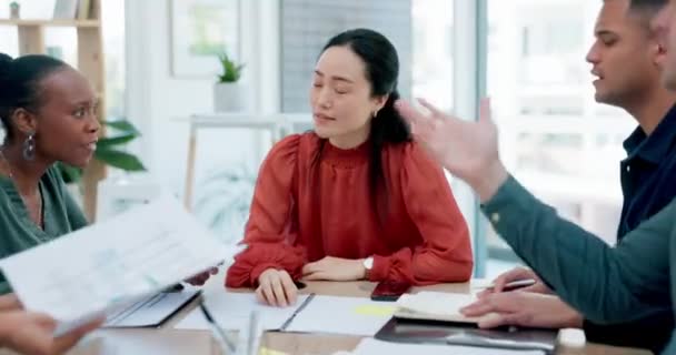 Ofis Kaos Baş Ağrısı Olan Asyalı Kadın Stres Kızgın Takım — Stok video