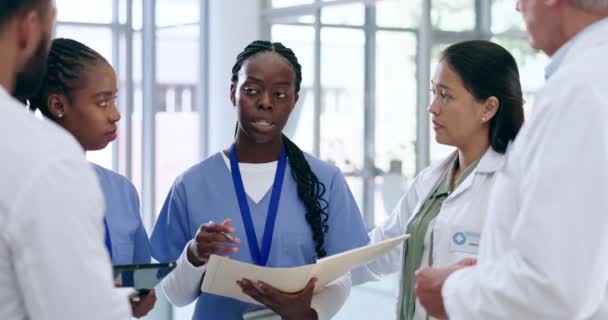 医療計画に取り組む病院でのチームワーク ミーティング 医師のグループ 専門医療従事者のディスカッション 多様性 チームが連携し クリニックでの相談について話し合う — ストック動画