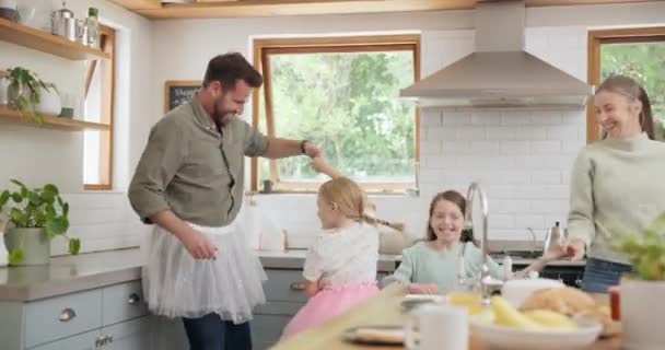 Grappig Gelukkig Gezin Ouders Die Met Kinderen Dansen Samen Een — Stockvideo