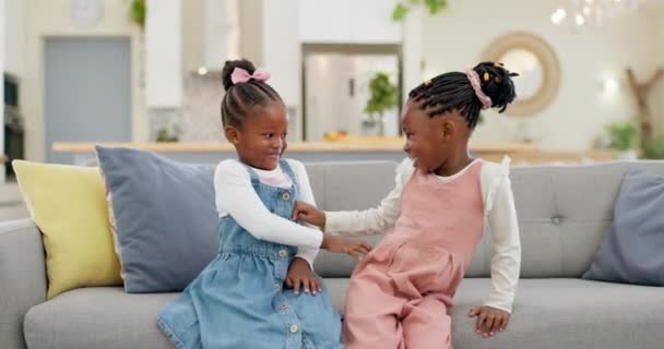 Kinder Spielen Und Couch Einem Heim Mit Stochern Lächeln Und — Stockvideo