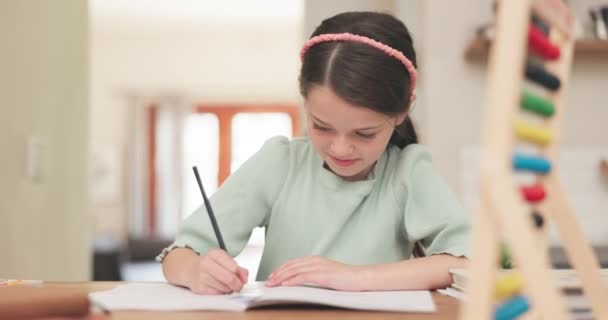 Γράφοντας Βιβλίο Και Κορίτσι Παιδί Εργασία Ένα Τραπέζι Για Την — Αρχείο Βίντεο