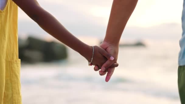 海によって休日の間の愛 心配およびサポートのための手を握る閉鎖 浜およびカップル 感謝または結婚の優しさのために海で愛情を持って旅行 信頼と男と女 — ストック動画