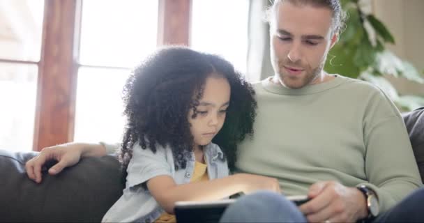 Leren Digitale Tablet Vader Met Meisje Een Bank Voor Zoeken — Stockvideo
