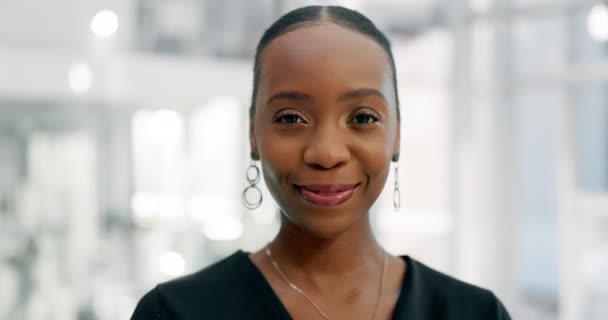 Gezicht Grappige Zwarte Vrouw Ontwerper Kantoor Startup Werkplek Portret Ondernemer — Stockvideo