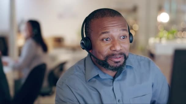 Czarny Człowiek Call Center Konsultant Komputerowy Rozmawiający Telemarketingu Crm Pracy — Wideo stockowe