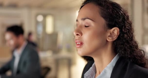 不満や疲れのためのオフィスでのビジネス女性と夜 頭痛やストレス 片頭痛 問題と危機のための従業員とマッサージの顔と精神衛生 燃え尽きと疲労 — ストック動画
