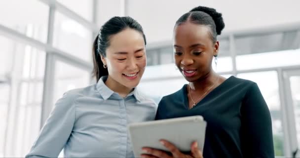 Tablet Colaboração Mulheres Negócios Designers Discussão Startup Office Tecnologia Trabalho — Vídeo de Stock