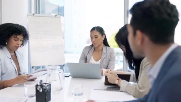 小组会议 数据和商业女性 领导人或人们检查财务分析 文书工作信息或洞察力 公司财务预算方面的合作 协作和多样性小组工作 — 图库视频影像
