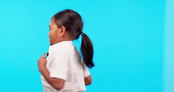 Boldog Forgó Egyenruhás Gyermek Kék Háttérrel Iskola Oktatás Bemutató Ing — Stock videók