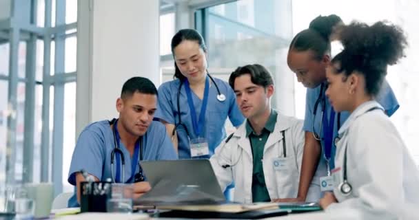 医疗保健和医生或护士在笔记本电脑上的团队合作 协作和医院在线研究 具有医院结果或报告分析的人员的管理 规划和医疗小组 — 图库视频影像