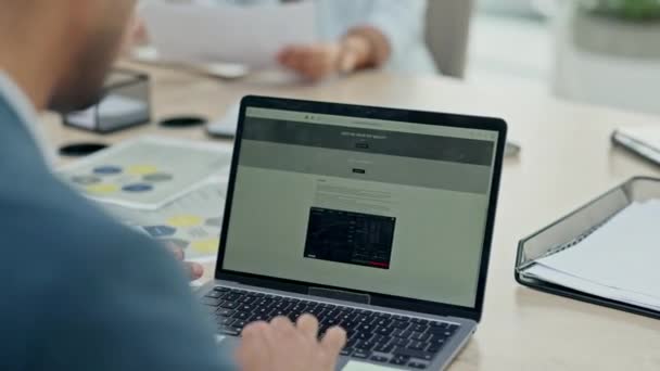 Zakenman Handen Laptop Website Voor Beursonderzoek Browsen Financiële Groei Kantoor — Stockvideo