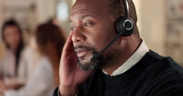 呼叫中心和一个晚上带耳机的男人为客户服务 建议或Crm公司 负责电信 电话推销或有压力或问题的技术支持的黑人办公室 — 图库视频影像