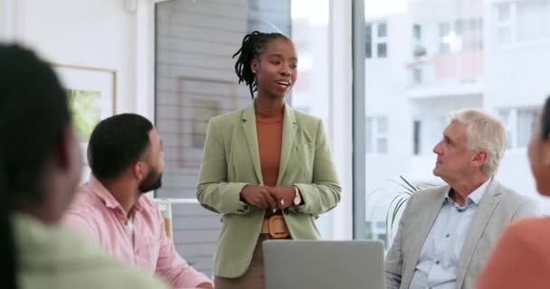 リーダーシップ 黒人女性 オフィスでのビジネスミーティング ワークショップやセミナーで話す 企業内の従業員のグループ研修のためのアイデアのアフリカの専門家 コーチングとプレゼンテーション — ストック動画