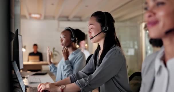 商务人员 呼叫中心 客户服务咨询 电话营销或办公室支持 工作场所在线咨询 帮助或销售团队中的妇女 顾问或代理人 — 图库视频影像