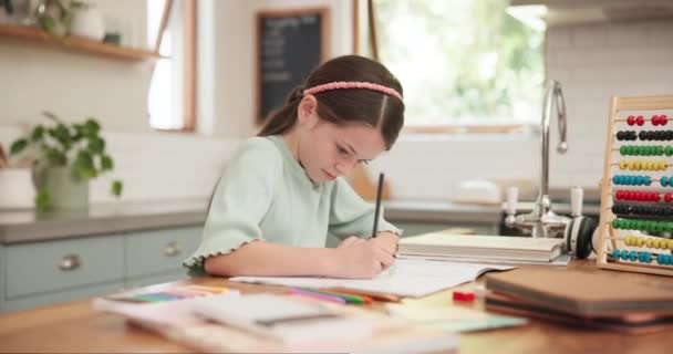 Σχέδιο Γράψιμο Και Κορίτσι Παιδί Εργασία Ένα Τραπέζι Στο Σπίτι — Αρχείο Βίντεο