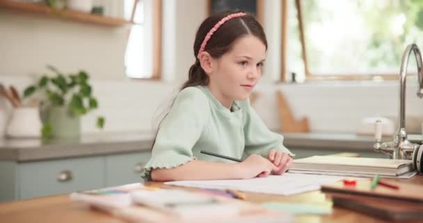 Mädchen Zählen Und Hände Für Hausaufgaben Mit Notizbuch Der Küche — Stockvideo