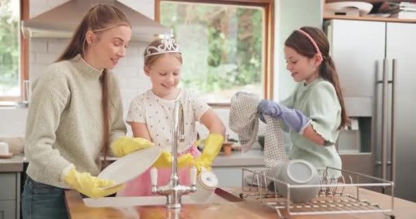 Mère Les Filles Enfants Nettoyage Vaisselle Dans Cuisine Maison Pour — Video