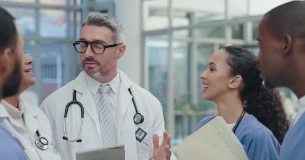 Teamwork Feedback Senior Doctors Spreken Overleg Planningsstrategie Samenwerking Medisch Zorgkliniek — Stockvideo