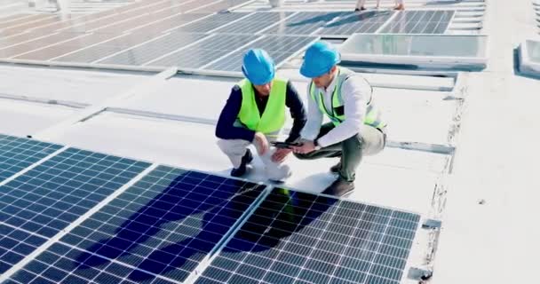 Energia Słoneczna Ludzie Zespół Budowlany Tabletem Planowania Inżynierii Lądowej Mieście — Wideo stockowe