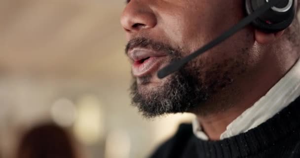 呼叫中心和人员在话筒上交谈 以提供客户服务 建议或服务 面对快乐的黑人工作到很晚 带着耳机在服务台进行电信 电话推销或技术支持 — 图库视频影像