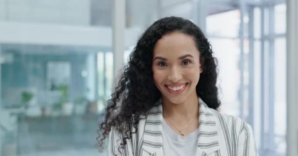 Happy Gülümse Kadınının Yüzü Profesyonel Menajer Odaklanma Için Ofisinde Gurur — Stok video