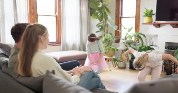 Prenses Kostümlü Bir Dans Gösterisinden Sonra Ebeveynler Çocuklarını Oturma Odasında — Stok video
