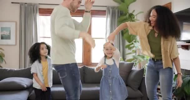 快乐的家庭 欢乐的舞蹈 与孩子和父母在客厅里的欢乐 兴奋的音乐在跨种族的家 感情和孩子 父母在休息室里与收音机或播客共舞 — 图库视频影像
