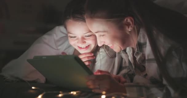Tablet Relaxar Mãe Com Filha Quarto Para Contar Histórias Streaming — Vídeo de Stock