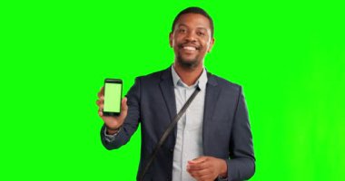 Yeşil ekran, akıllı telefondaki bir iş adamının portresi ve reklam için poz. Pazarlama ya da promosyon, mekan modelleme ya da ürün yerleştirme için cep telefonu olan mutlu siyahi adam görüntüsü.