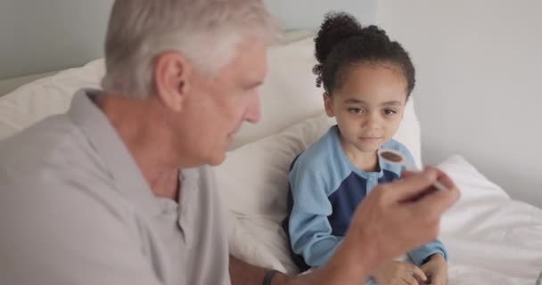 Famiglia Medicina Nonno Mescolati Con Una Ragazza Malata Nella Camera — Video Stock