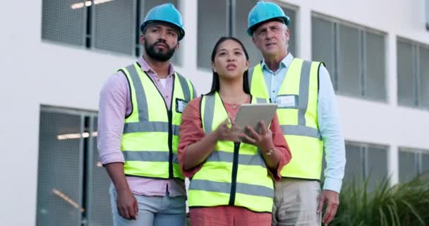 Strojírenství Tablet Tým Stavebních Dělníků Místě Diskusi Projektu Údržby Plánování — Stock video